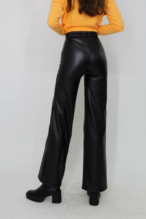 pantaloni evazati aris din piele ecologica cu banda elastica in talie24560 | Haine Tari
